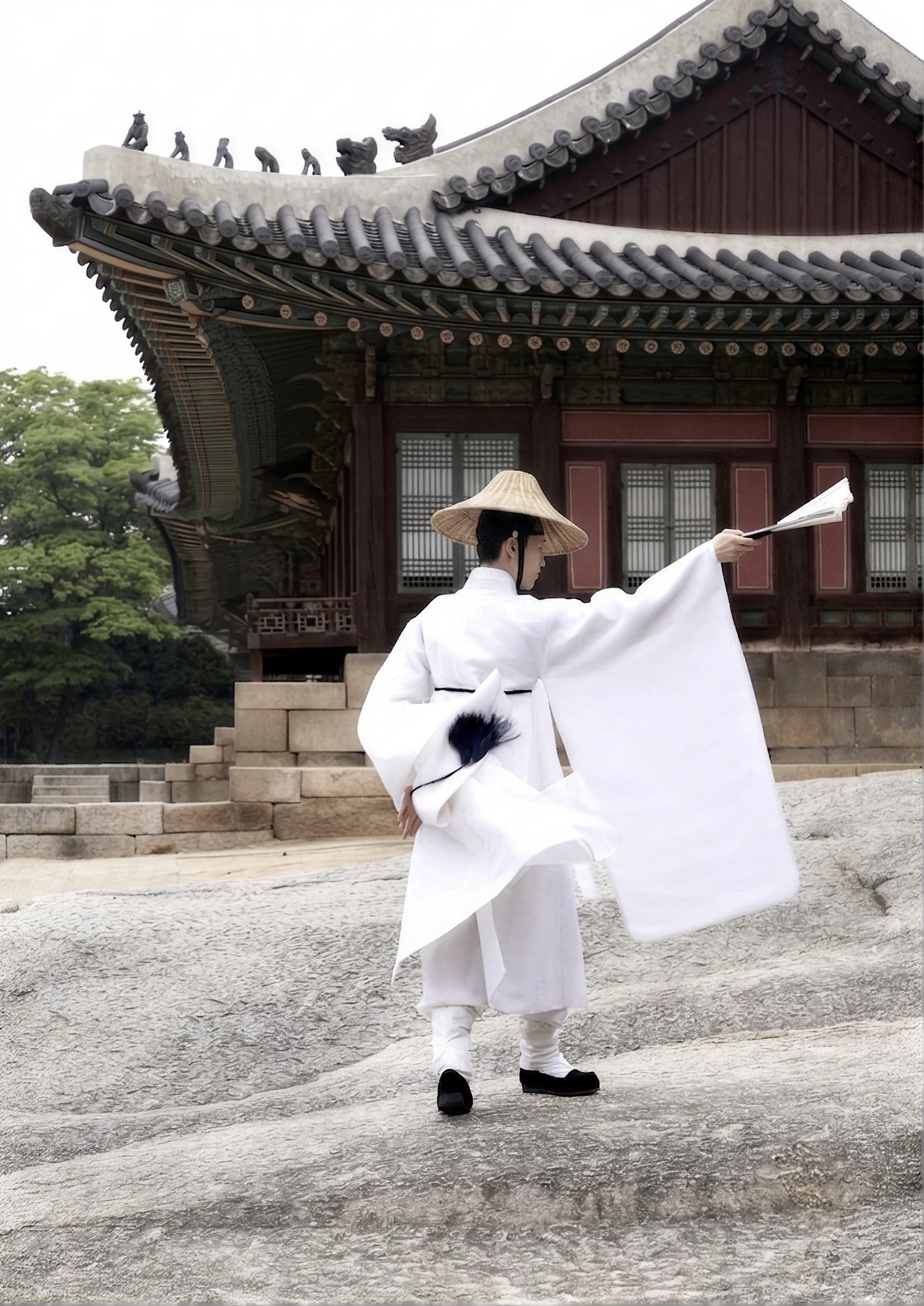 2021 collection — a white robed look with a wide brimmed hat walking toward a palace hall